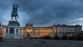 Le palais de la Hofburg depuis la place des héros.