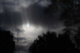 pleine lune dans les nuages