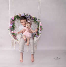 portrait enfant sur balançoire