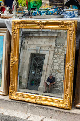 De l'autre côté, un jour de brocante...