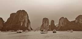 Baie d'Halong par temps gris en sépia