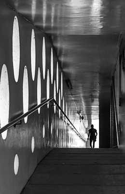 une silhouette dans la passerelle