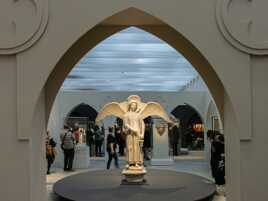 Ange au seau d’eau bénite (2)