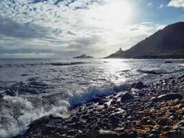 La mer sans arrêt roulait ses galets