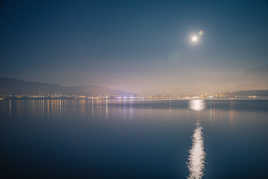 Plaine lune sur le lac