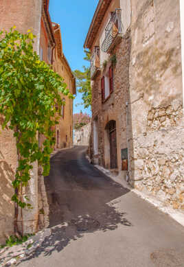 Dans les méandres du village