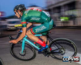 Coureur cycliste en nocturne