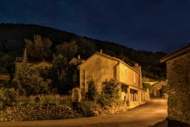 Un village la nuit
