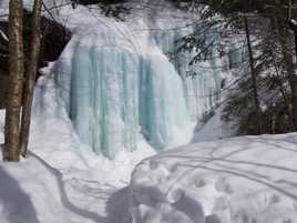 Cascade en pause hivernale