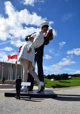 embracing peace de Seward Johnson