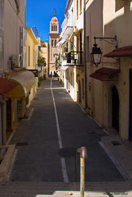En descendant l'escalier