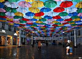 Les parapluies sous la pluie