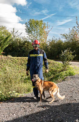 duo sapeur pompier et son chien