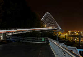 Un pont dans la nuit.