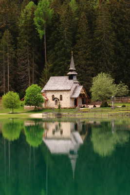 Chapelle au bord d'un lac du Tyrol italien