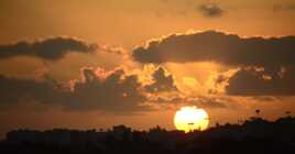 Quand le soleil tombe sur la ville