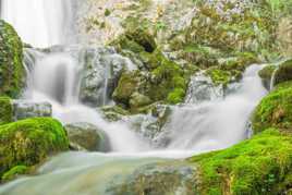 Aux pieds de la cascade