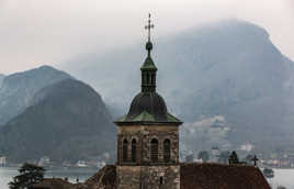 clocher savoyard pris du car jour de brume