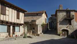 Vieux village sous ciel bleu
