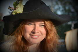 Cheveux roux et chapeau noir