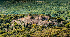 Village dans son écrin de verdure