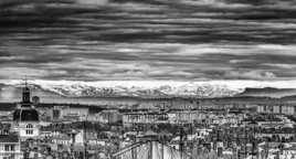 VUE SUR LYON ET LA CHAINE DES ALPES