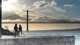 Cyclistes en contre jour