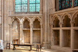 Eglise St-Sulpice de Favières derrière l'Hôtel