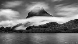 Le pic du midi d'ossau joue avec les nuages