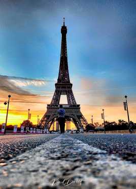 Au pied de la tour eiffel