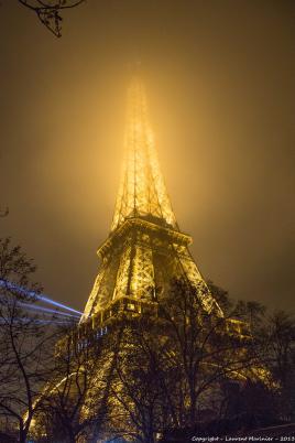 Tour Eiffel la nuit dans le brouillard