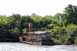 Bateau échoué abandonné