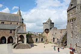 Autre vue de la cour du Château