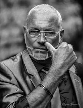 le doigt dans le nez