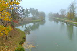 Avec un ciel si gris qu'un canal s'est perdu