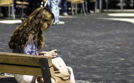 Jeune fille concentrée