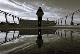 baldade sur passerelle.