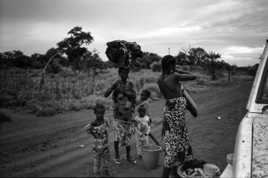 Jeunes enfants et maman.