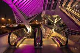 Escalier roulant la nuit