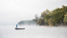 pecheur dans la brume