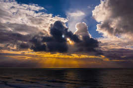 Rayons lumineux à travers le nuage