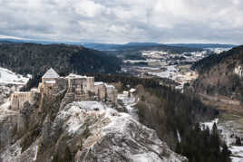 Le château de joux et sa vallée