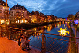 Des enfants sur le pont des amours