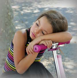 La petite fille à la trottinette