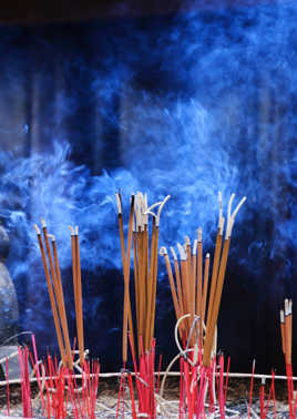 Quelques bâtons d'encens pour une offrande céleste