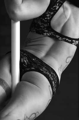 Pole dance avec Amélie.