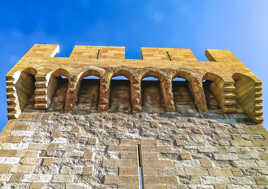Remparts d'Avignon avec créneaux