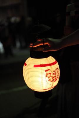 A la lumière d'une lanterne