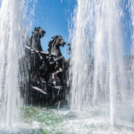 Chevaux fontaine à l'extérieur des jardins d'Alexandre d'AlexandreU
