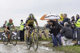 La célèbre cycliste néerlandaise Marianne Vos suivie de Elisa Longo Borghini